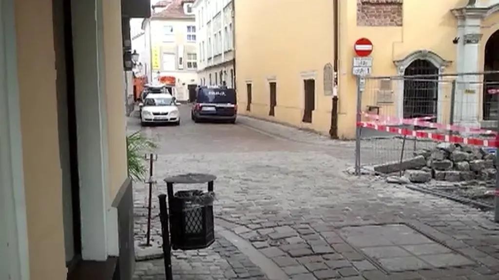Policjanci łamią zakaz wjazdu (odzyskane nagranie z telefonu)