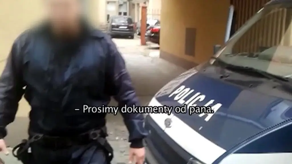 Policjanci wykęcają rękę dzienniakrzowi 
