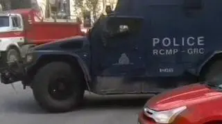 Policyjny wóz opancerzony zmierza na miejsce strzelaniny