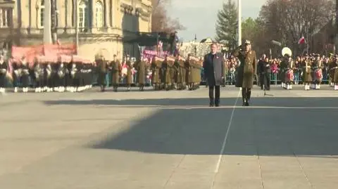 Poniesienie proporca prezydenta RP na Pl. Piłsudskiego