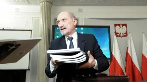 Poseł PO pyta, czy Macierewicz może sprzedawać raport nt. katastrofy