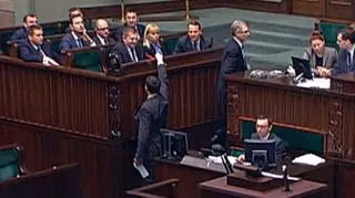 Poseł SLD wręcza ministrowi czerwoną kartkę