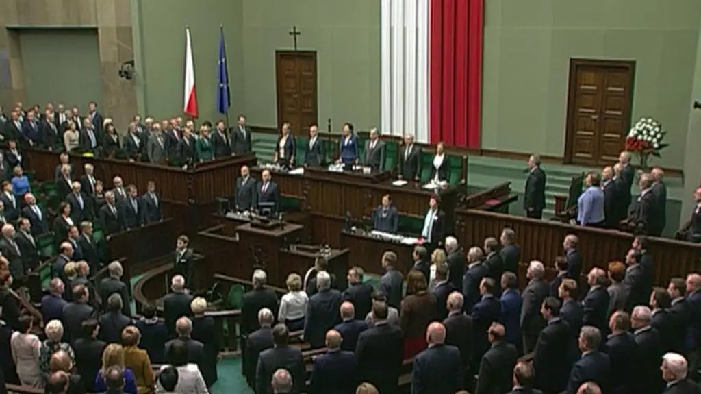 Posłowie i senatorowie śpiewają hymn