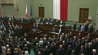 Posłowie i senatorowie śpiewają hymn