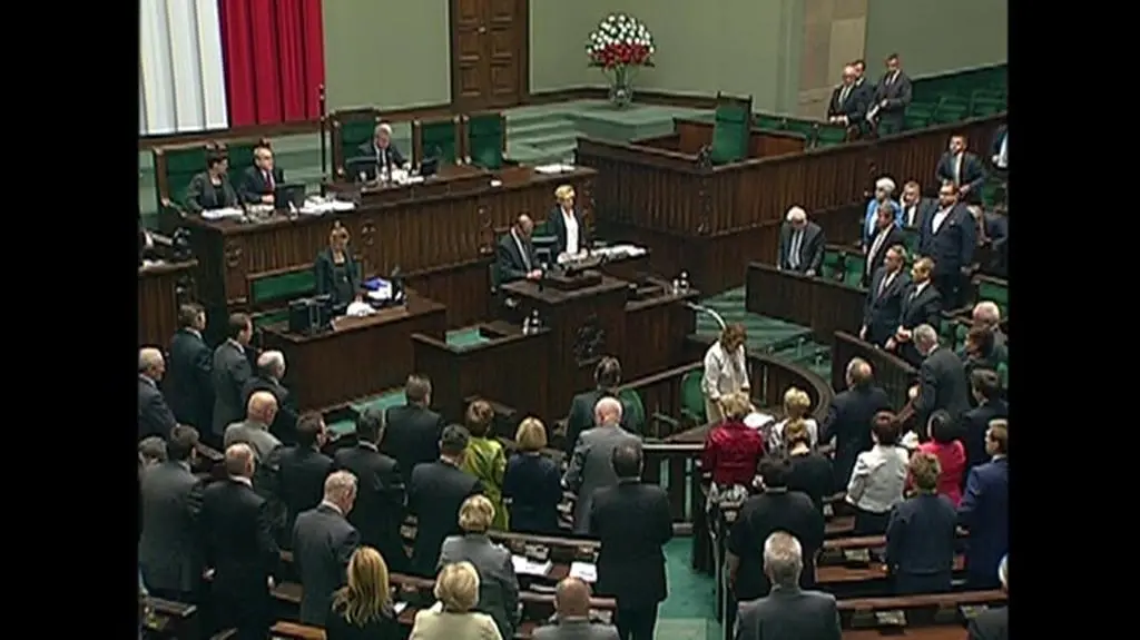 Posłowie odmawiają modlitwę za zmarłych