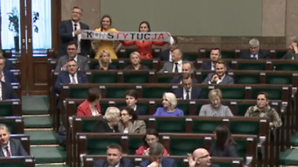 Posłowie opozycji skandują: konstytucja