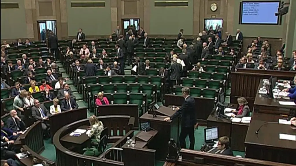 Posłowie PiS opuszczają salę plenarną