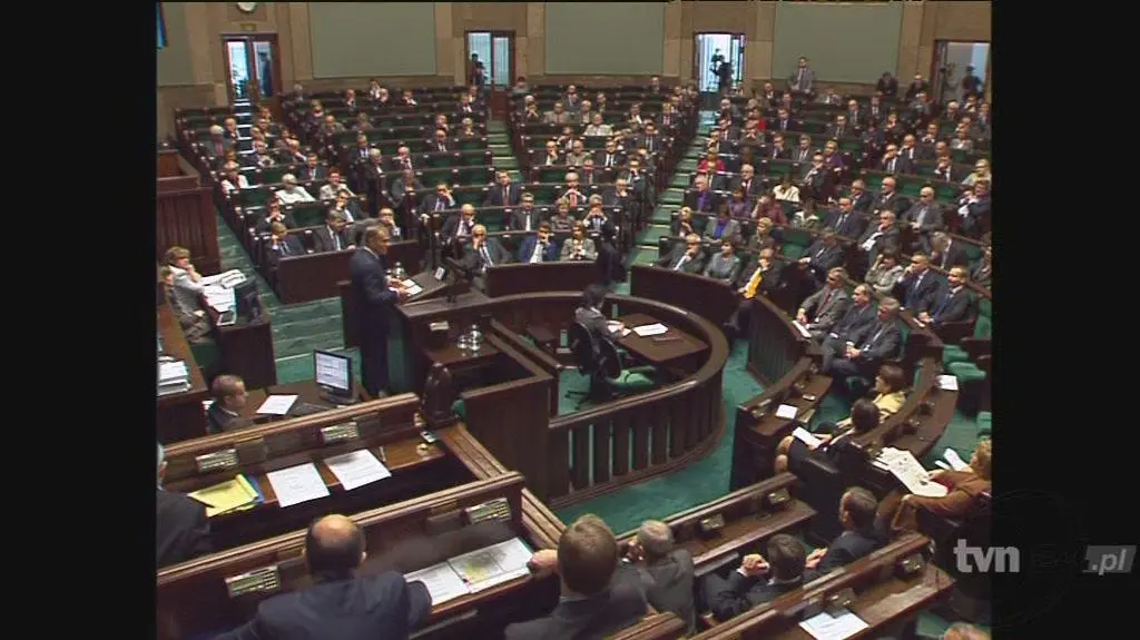 Premier krytykuje szefa CBA
