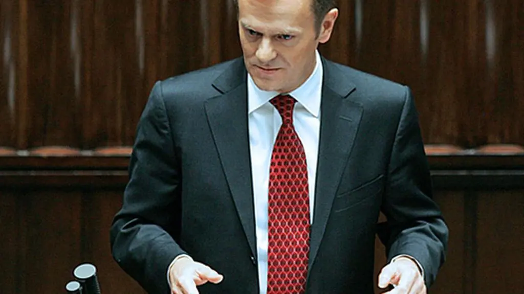Premier Tusk wchodzi na mównicę