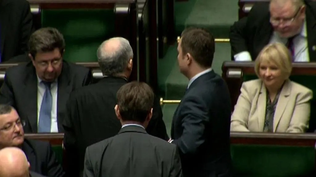 Prezes Kaczyński opuszcza salę plenarną