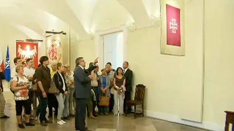 Prezydent oprowadzał zwiedzających po Pałacu Prezydenckim