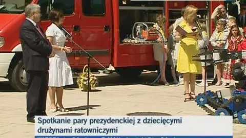 Prezydentowa otrzymuje kwiaty od robota Lucka