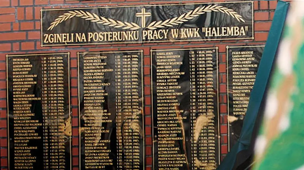 Prokurator czyta akt oskarżenia