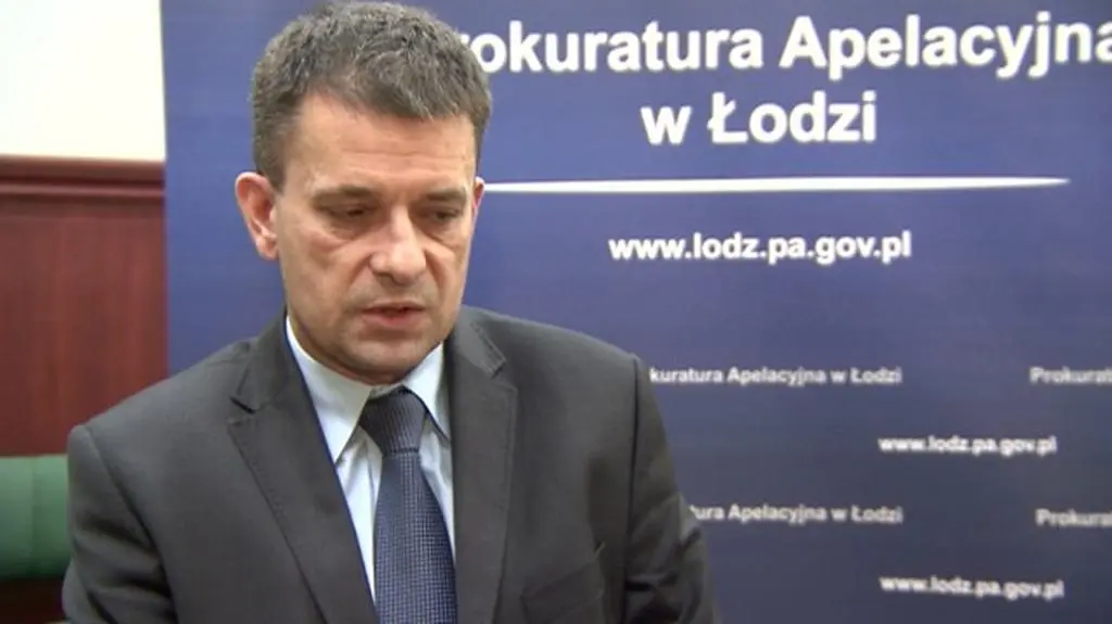 Prokurator Szubert: - W policyjnych materiałach znaleźliśmy guziki z koszuli gen. Papały ze śladami jego krwi. Nie ma protokołu, z którego by wynikało gdzie je znaleziono.