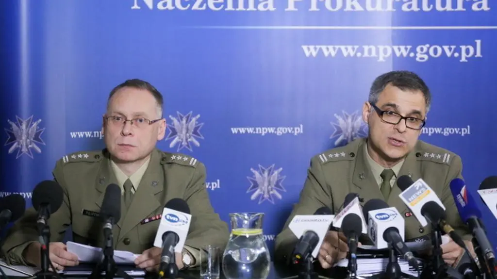 Prokuratura: Fragmenty metali w pniu brzozy najprawdopodobniej pochodzą ze skrzydła Tu-154M