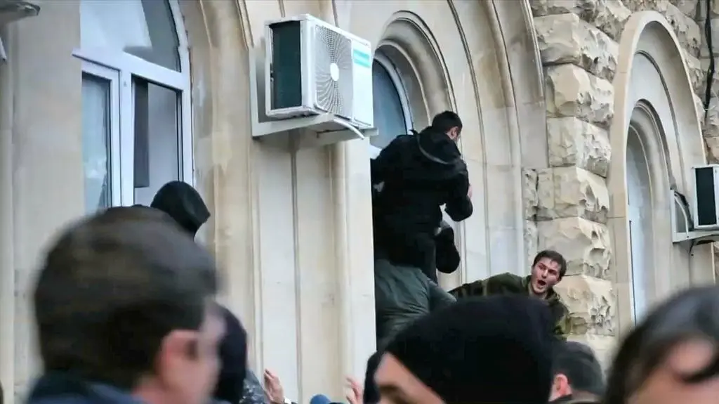 Protestujący wybili szyby w budynku administracji i wyważyli drzwi 