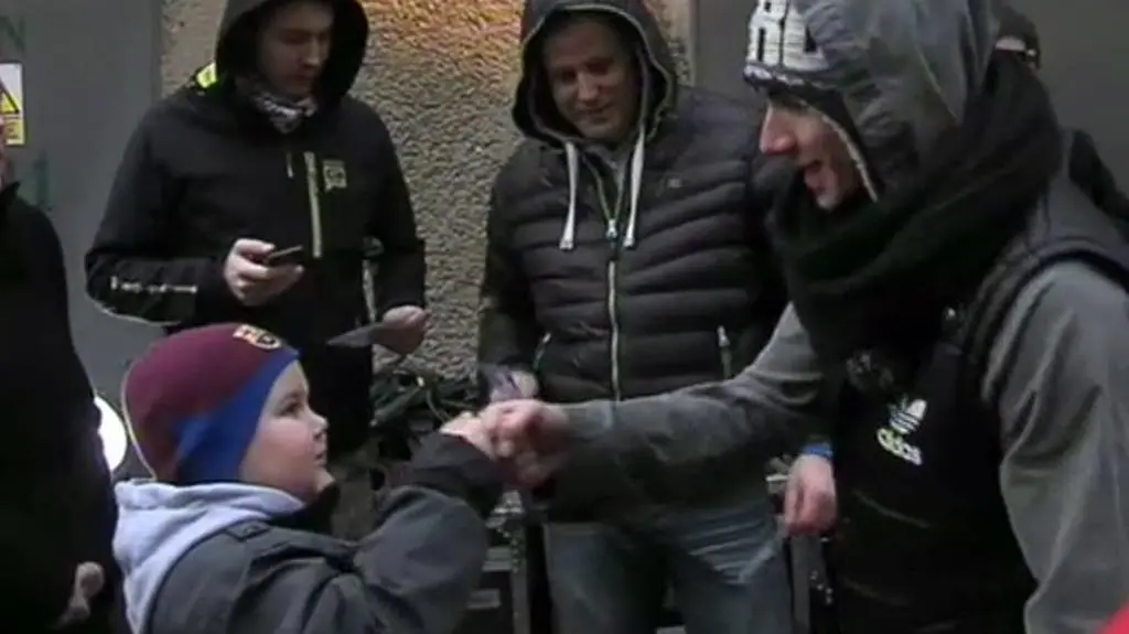 Przed blokiem Łukasza zorganizowano spontaniczny koncert 