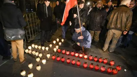 Przed domem Czesława Kiszczaka zebrało się kilkadziesiąt osób 