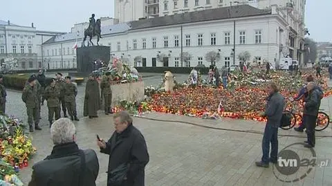 Przed pałacem płoną tysiące zniczy (wideo archiwalne)