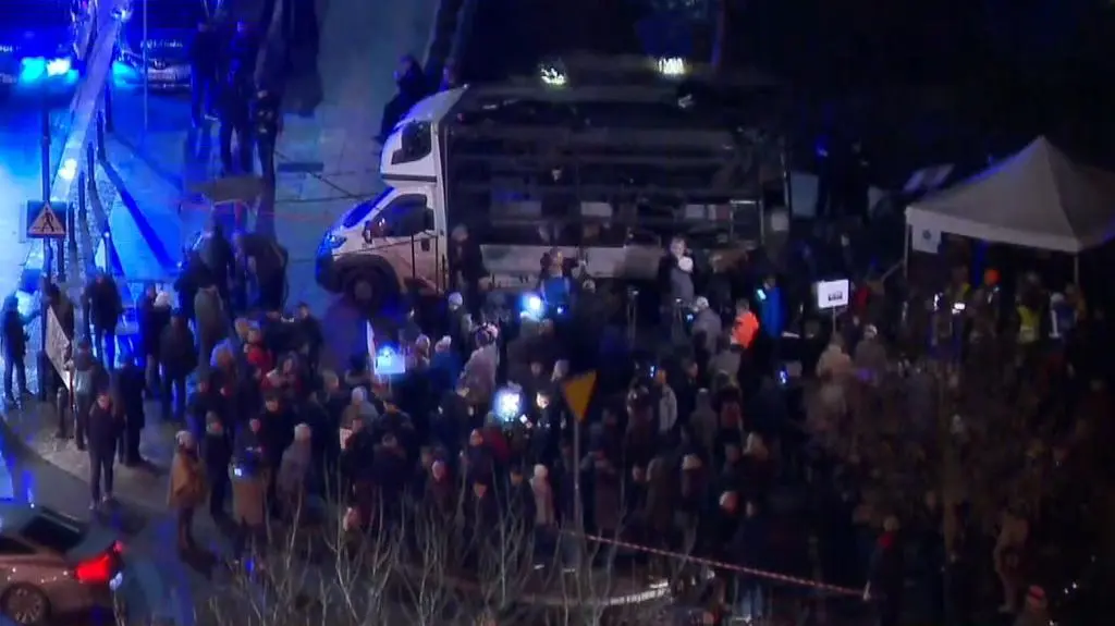 Przed Sejmem zgromadzili się już pierwsi protestujący 