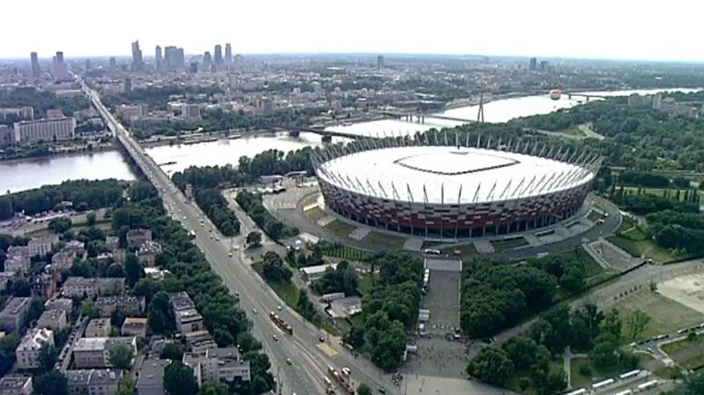 Przed Stadionem zbierają się fani