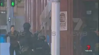 Przerażeni zakładnicy uciekają z kawiarni w Sydney