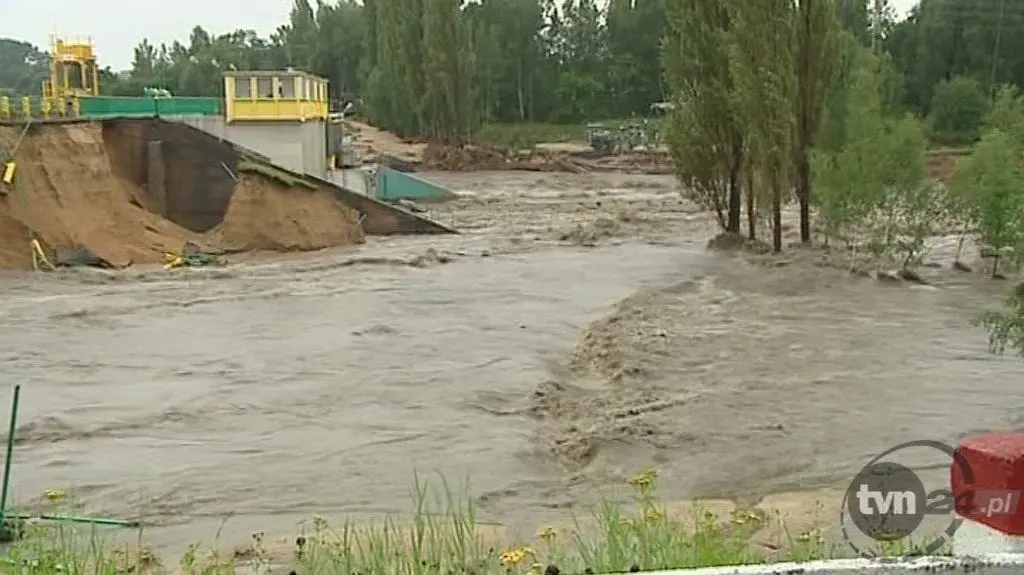 Przerwana zapora na rzece Witka (TVN24)