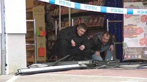 Przestępcy wjechali samochodem do sklepu
