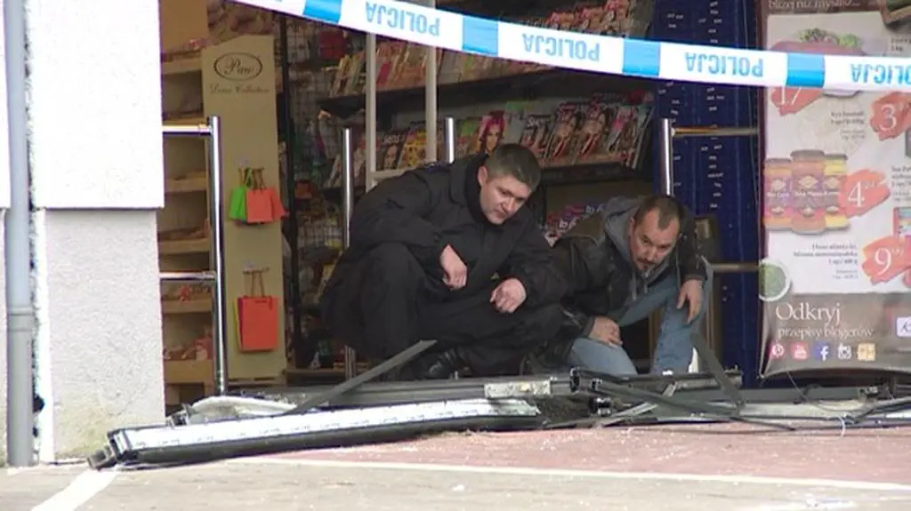 Przestępcy wjechali samochodem do sklepu