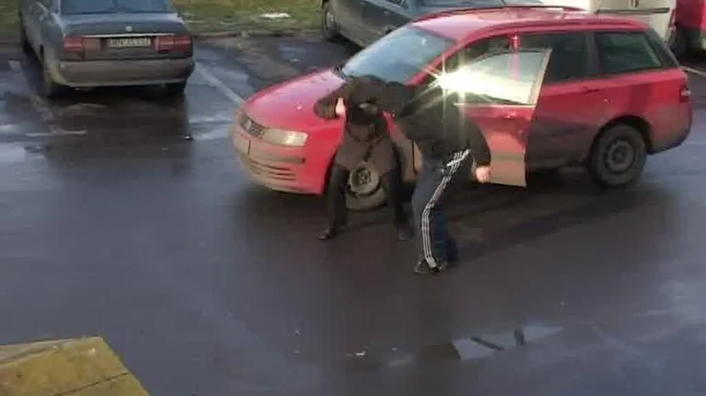 przy wysiadaniu z samochodu