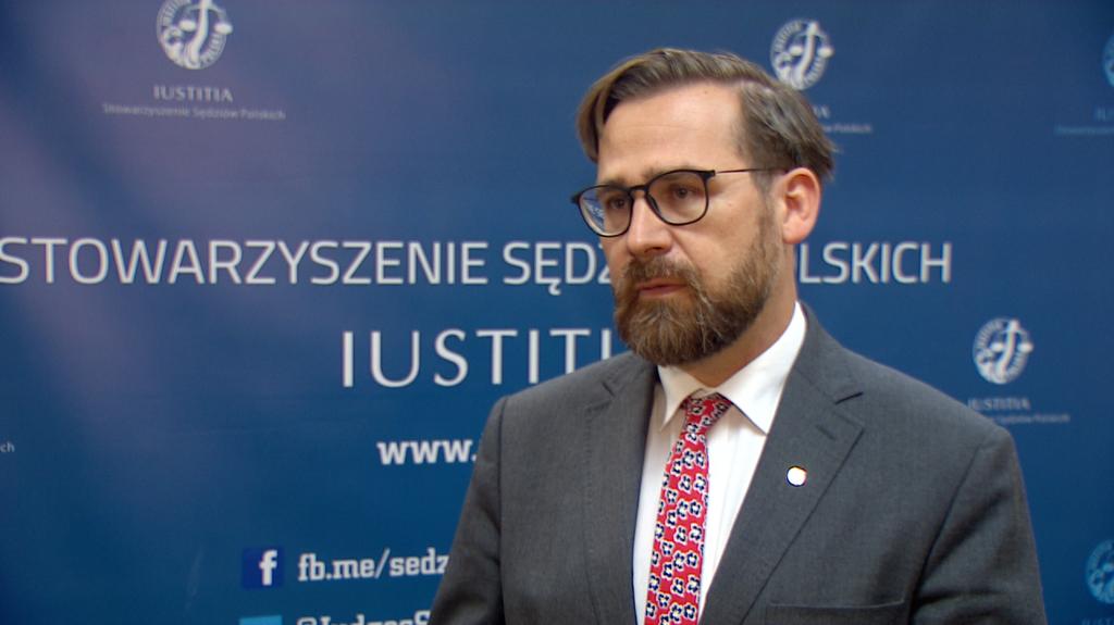 Przymusiński: uchwała kwestionowana przez brak podpisu premiera