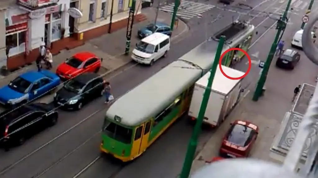 Przystanek "Traugutta": pasażer wchodzi wprost pod ciężarówkę