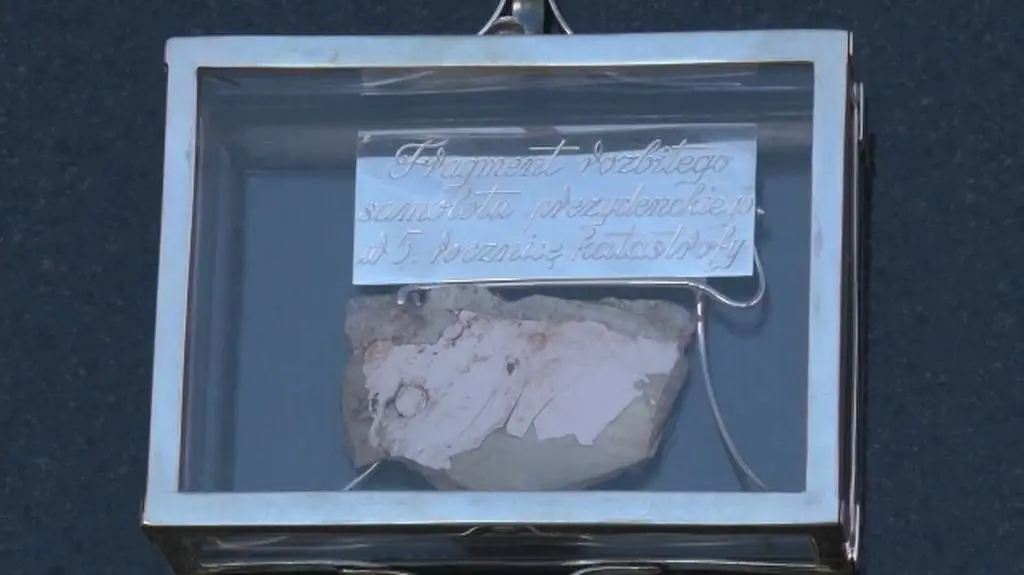 Przywieźli fragment tupolewa i ziemię z miejsca katastrofy w Smoleńsku