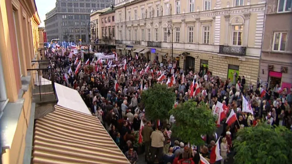 Reporter TVN24: Czoło pochodu zbliża się do Placu Zamkowego