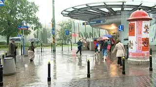 Reporter TVN24 o utrudnieniach komunkacyjnych w Warszawie