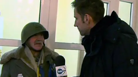 Reporter TVN24 w gmachu zajętego ministerstwa