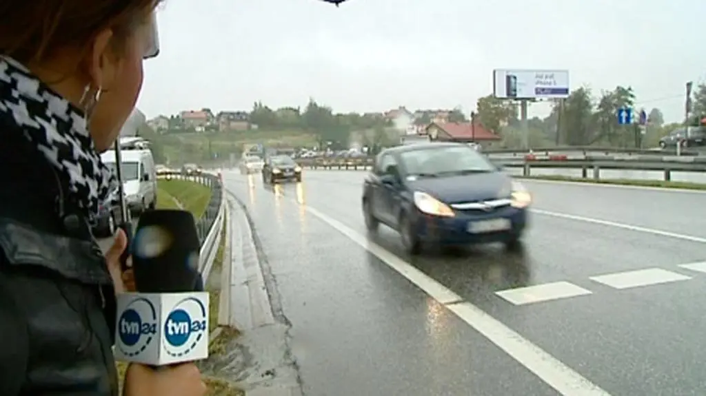 Reporterka TVN24 próbuje przejść przez "Zakopiankę"