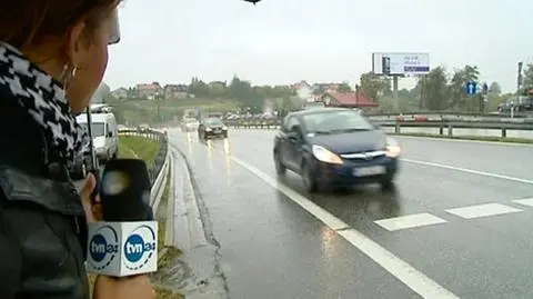 Reporterka TVN24 próbuje przejść przez "Zakopiankę"