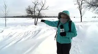 Reporterka TVN24 przedziera się przez śnieg