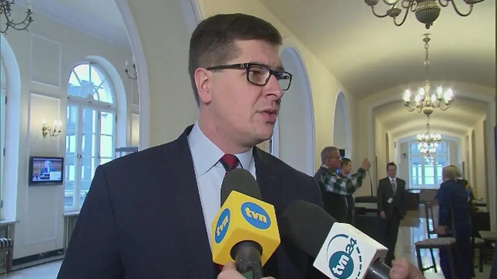 Rogacki tłumaczy dlaczego oddaje pieniądze 