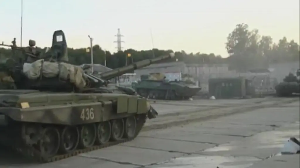 Rosyjskie czołgi T-72 wyruszają na ćwiczenia