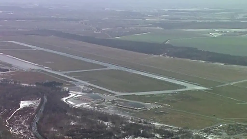 Rozpoczęła się naprawa pasa startowego