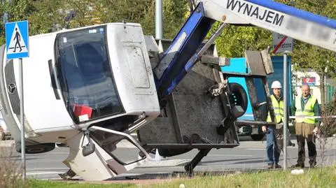 Runął podnośnik, spadli z 22 metrów. "Mają urazy wewnętrzne, połamane kończyny"