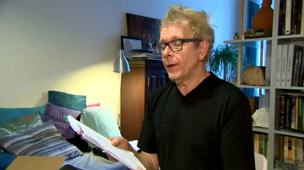 Rybczyński pokazuje dokumenty