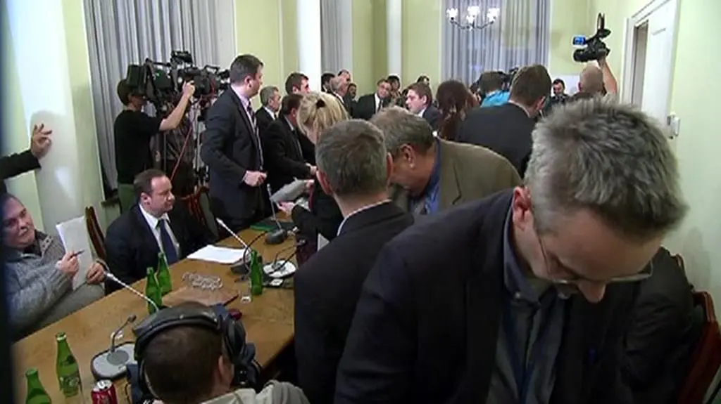 Ryszard Kalisz zamknął posiedzenie komisji. Posłowie protestowali