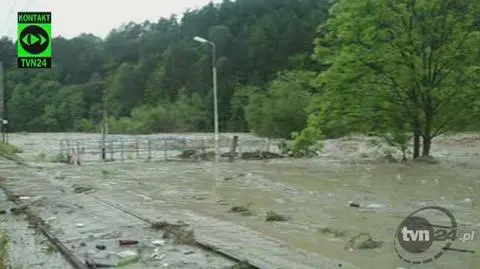 Rzeka dosłownie zalała most w Muszynie (Kontakt TVN24)