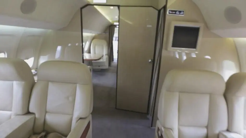 Salonka VIP a kabina pilotów tupolewa 