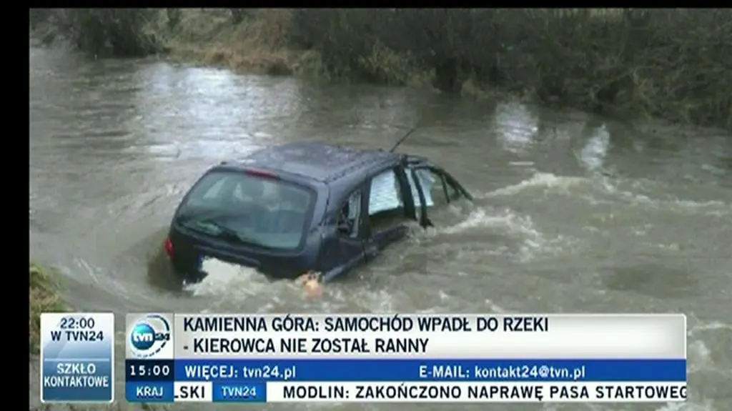 Samochód wpadł do rzeki w Kamiennej Górze
