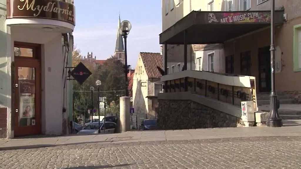 Samochód zawisł na schodach, bo kierowca zaufał nawigacji 