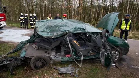 Samochodem kierował 16-latek, który przeżył? Policja bada skąd nastolatkowie mieli kluczyki do auta